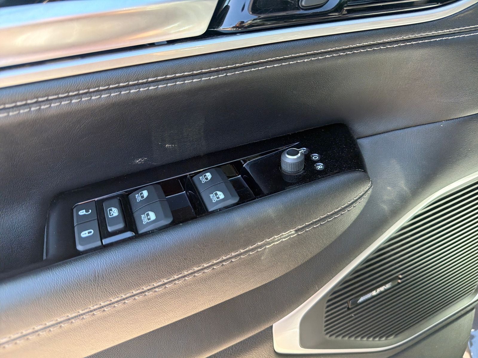 2025 Jeep Wagoneer Base